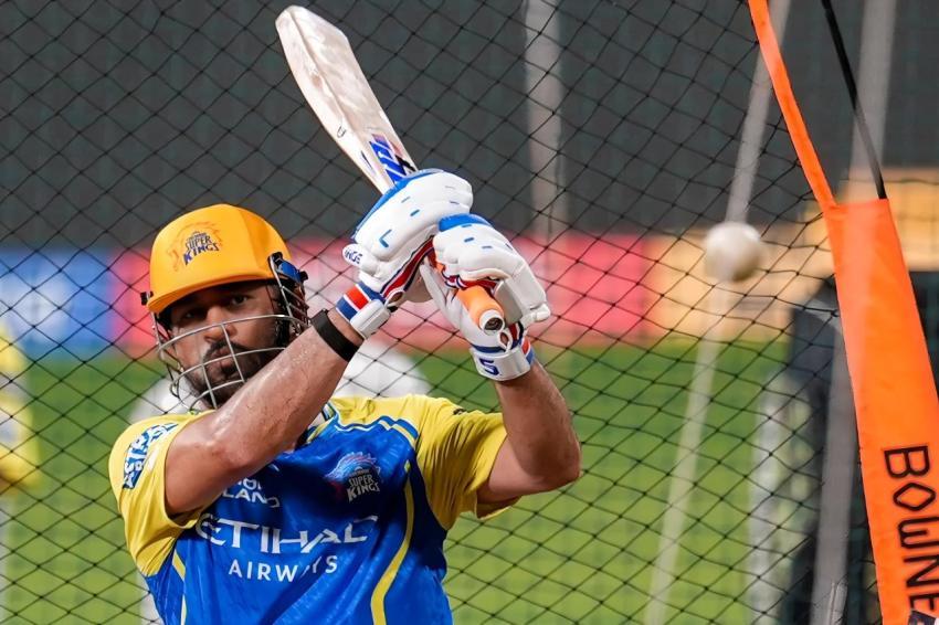 CSK కెప్టెన్ ఎమ్‌ఎస్ ధోని బ్యాటింగ్ 8K వాల్‌పేపర్